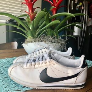 Women’s nike cortez size 10